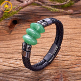 alt="Bracelet en cuir noir avec perles en aventurine verte et fermoir métallique noir"
