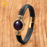 alt="Bracelet en cuir noir avec pierre naturelle améthyste violette et fermoir doré motif tête de loup"
