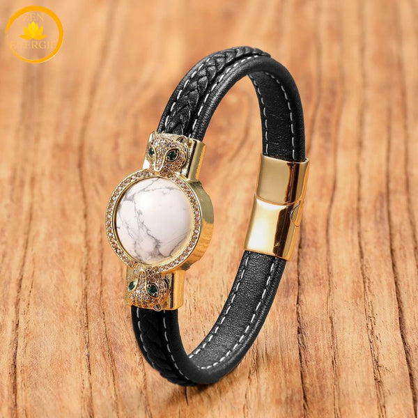 alt="Bracelet en cuir noir avec pierre naturelle howlite blanche et fermoir doré motif tête de loup"
