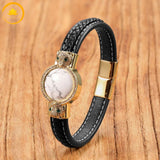 alt="Bracelet en cuir noir avec pierre naturelle howlite blanche et fermoir doré motif tête de loup"
