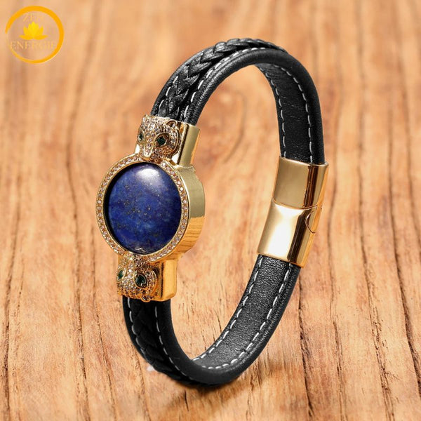 alt="Bracelet en cuir noir avec pierre naturelle lapis lazuli bleue et fermoir doré motif tête de loup"

