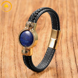 alt="Bracelet en cuir noir avec pierre naturelle lapis lazuli bleue et fermoir doré motif tête de loup"
