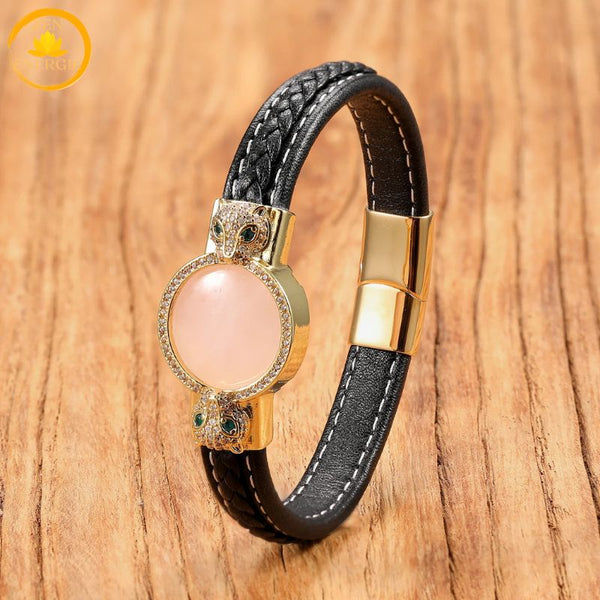 alt="Bracelet en cuir noir avec pierre naturelle quartz rose et fermoir doré motif tête de loup"
