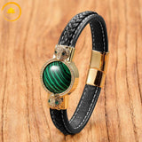 alt="Bracelet en cuir noir avec pierre naturelle aventurine verte et fermoir doré motif tête de loup"
