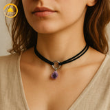alt="Collier ras-du-cou en cordon noir avec pendentif brut en améthyste violette"
