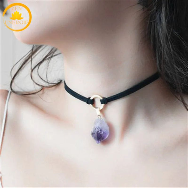 alt="Collier ras-du-cou en cordon noir avec pendentif brut en améthyste violette"
