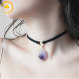 alt="Collier ras-du-cou en cordon noir avec pendentif brut en améthyste violette"
