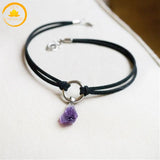 alt="Collier ras-du-cou en cordon noir avec pendentif brut en améthyste violette"
