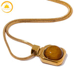 alt="Collier doré élégant avec pendentif en pierre naturelle œil de tigre"
