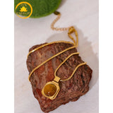 alt="Collier doré avec pendentif en pierre naturelle œil de tigre"
